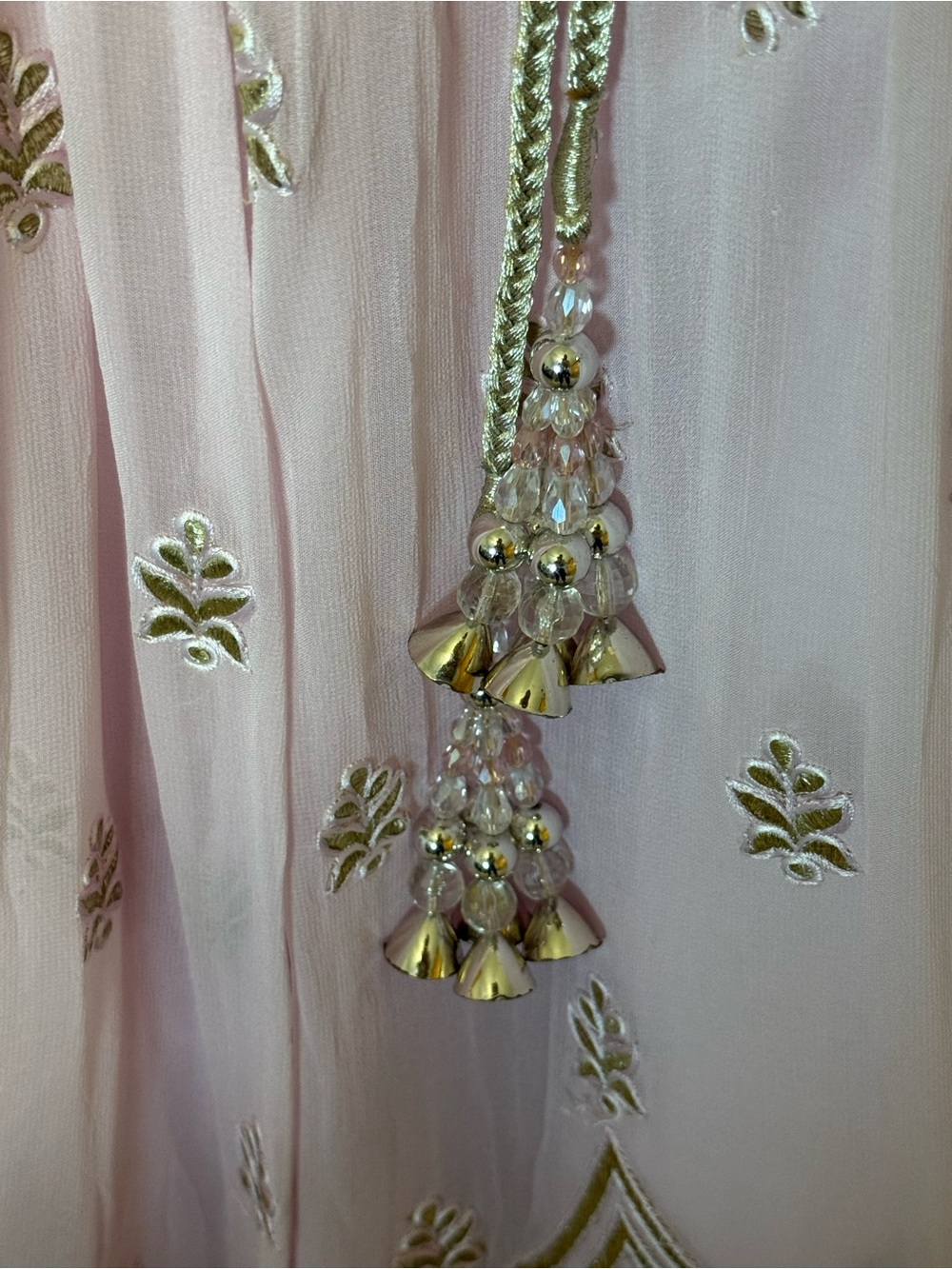 Lehenga in beautiful pink and gold. - Picture 4 of 16